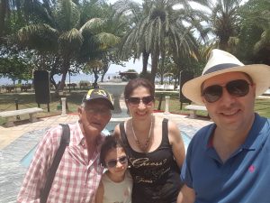 O leitor do blog Dariano Secco e sua família com o Elio Peña em Havana (junho/2016)