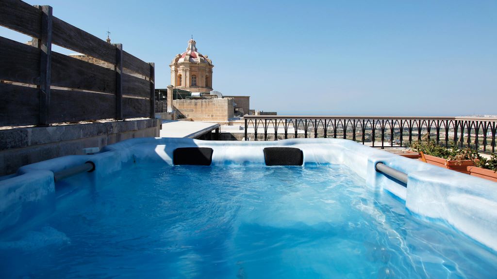 Jacuzzi of the Hotel The Xara Palace Relais & Chateaux in Mdina, Malta |  Photo: disclosure