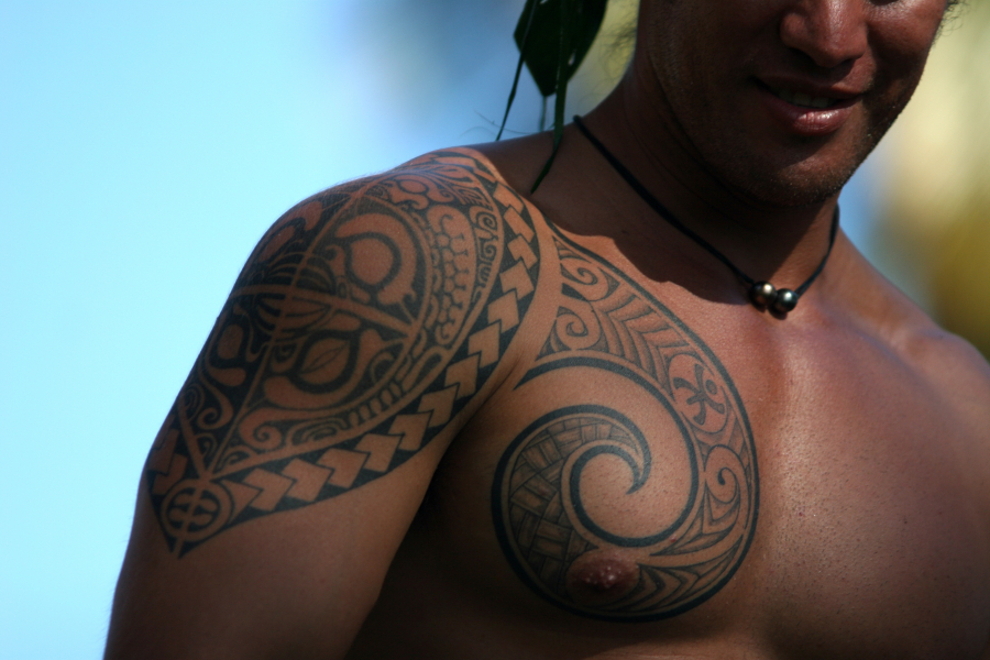 Homem com tatuagem polinésias | foto: © GIE TAHITI TOURISME – G. Le Bacon