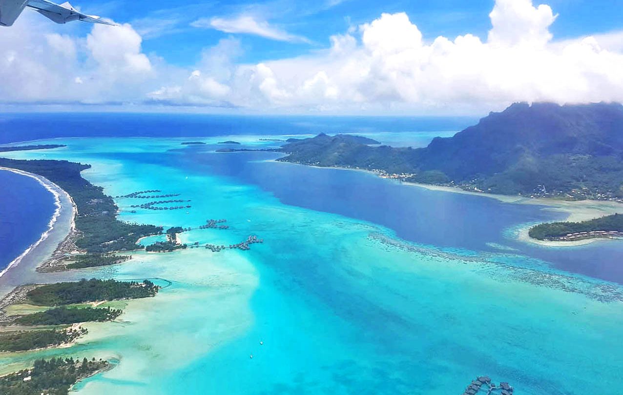 Vendo Bora Bora de dentro do avião da Air Tahiti