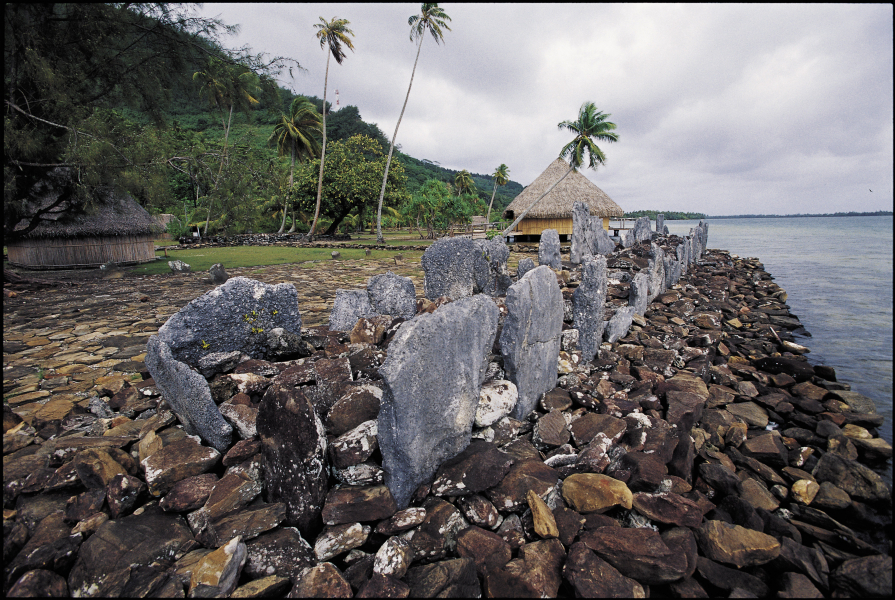 Marae de Maeva na ilha de Huahine | foto: © GIE TAHITI TOURISME – tim-mckenna.com