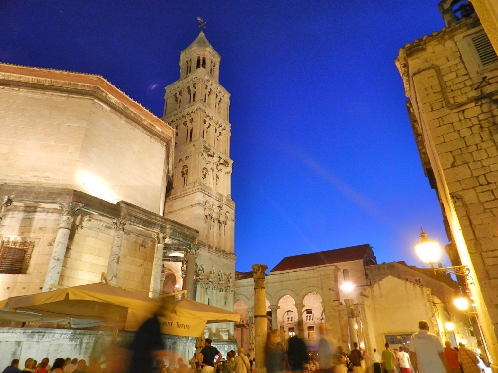 Mausoléu e Bell Tower, vista da rua Decumanus, próx. ao Silver Gate