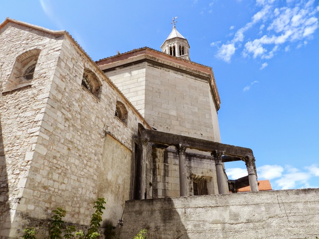 Antigo Mausoléu de Diocleciano. Hoje é a Catedral de São Dônio.