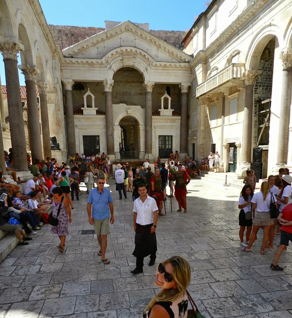 PERISTIL (a praça principal do Palácio)