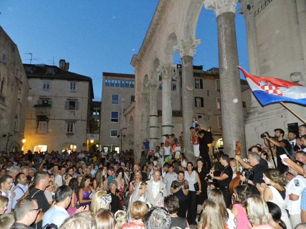 A Catedral de São Dônio é a igreja mais popular para casamentos em Split! Festa pós-casamento na praça Peristil, em frente ao Mausoléu/Catedral