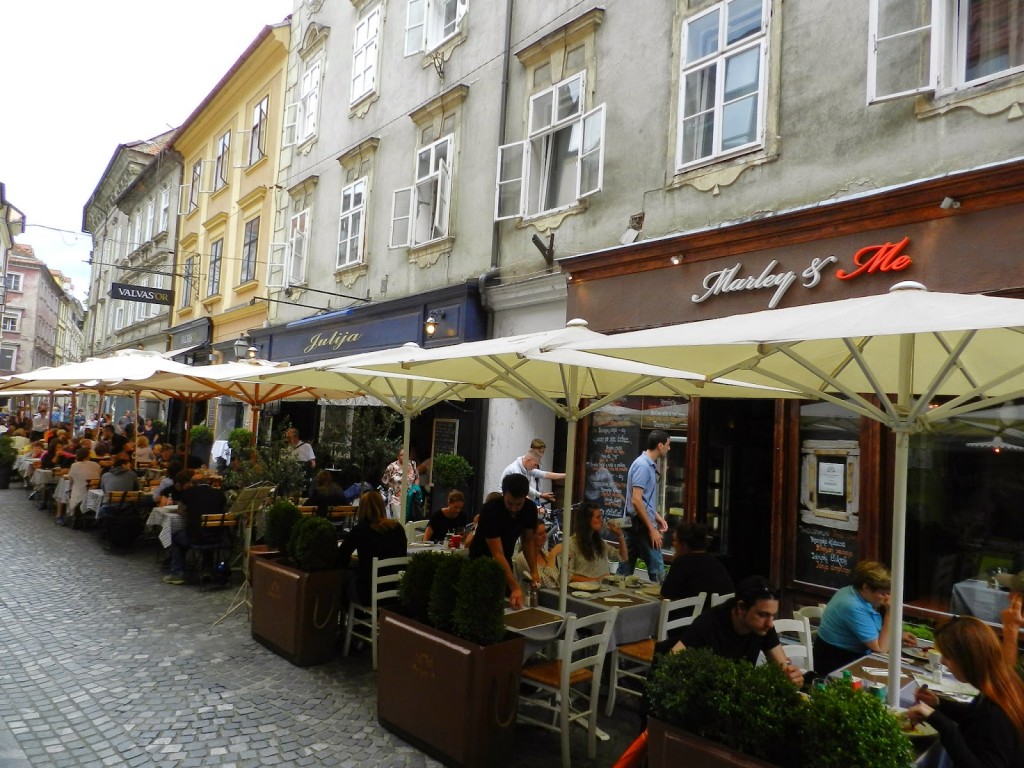 13 restaurantes ljubljana eslovenia - STARI TRG street rua - Marley and me Julija restaurant - dicas de viagem
