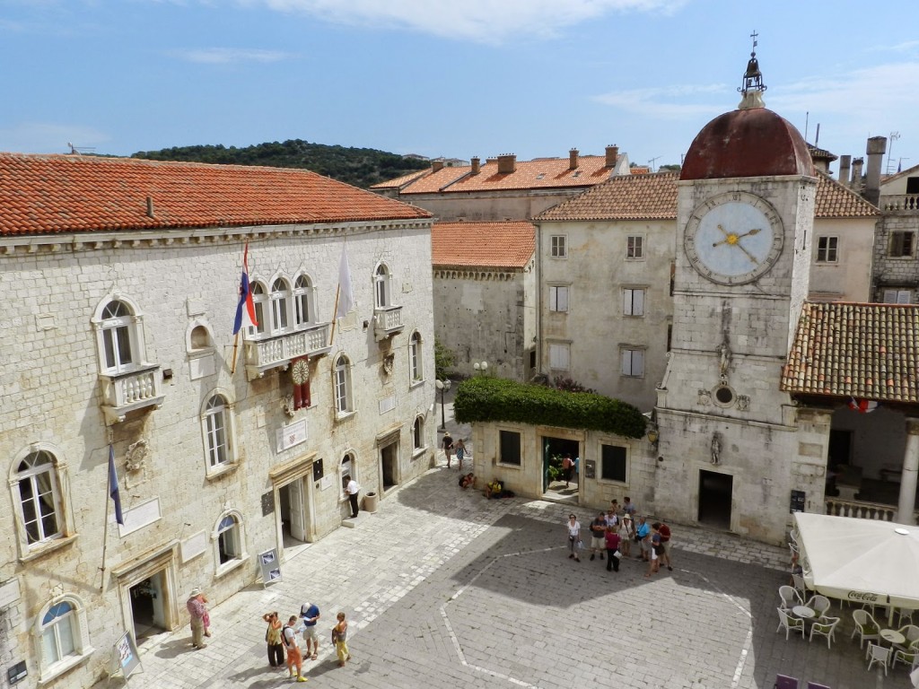 Praça principal de Trogir, com a Prefeitura e Torre do Relógio (vista da Catedral)