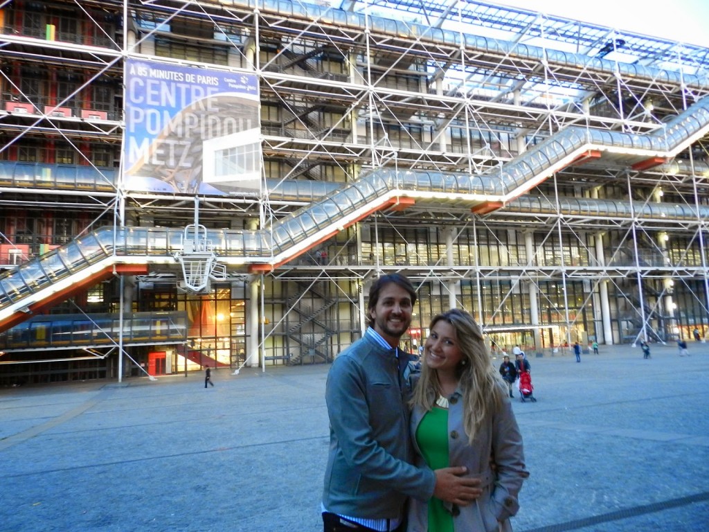 Em frente ao Museu Georges Pompidou