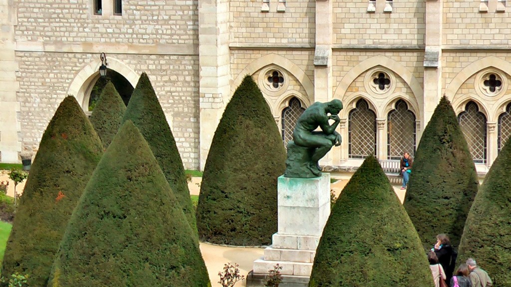 "O Pensador" no jardim do Musée Rodin | foto: umpouquinhodecadalugar.com