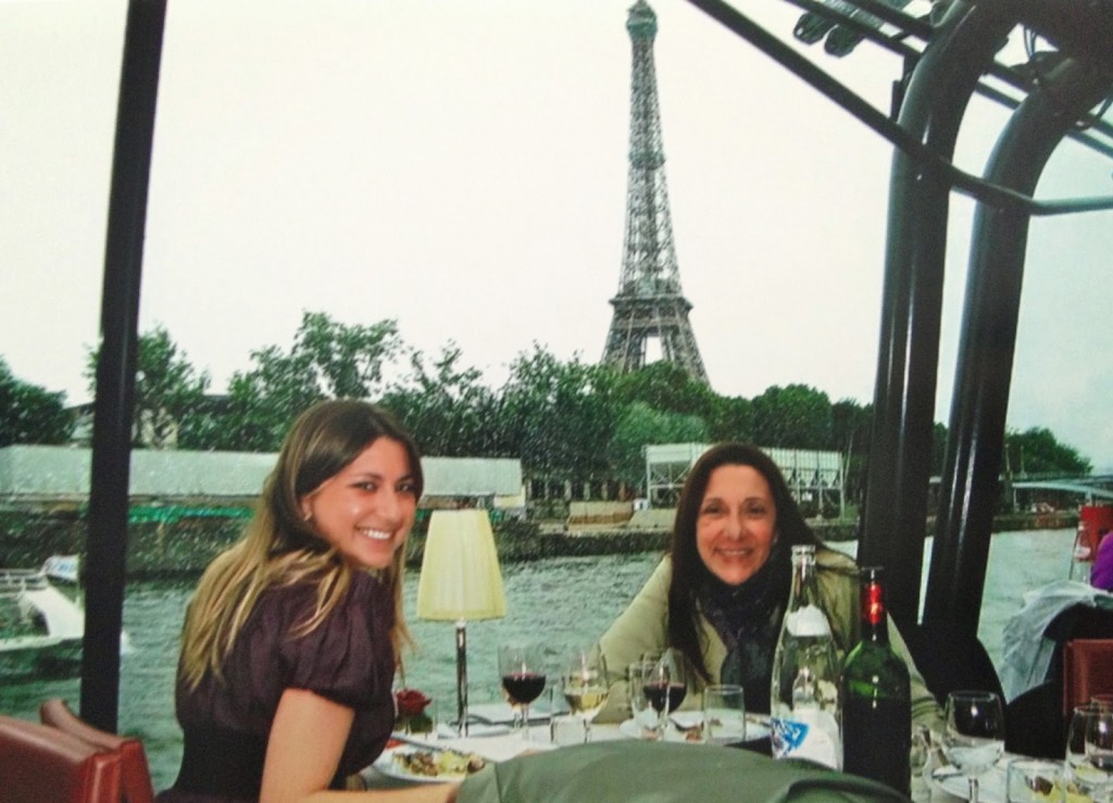Eu e minha mãe almoçando no passeio de barco (2009)