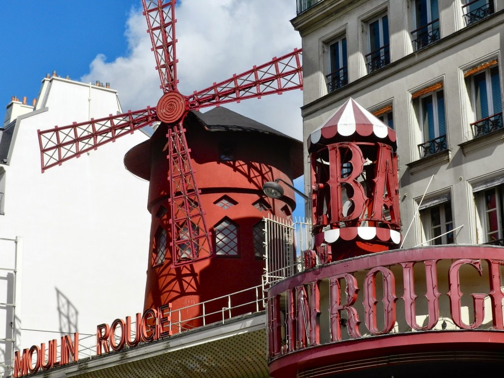 Fachada do Moulin Rouge (só as pás do moinho são originais de 1885)