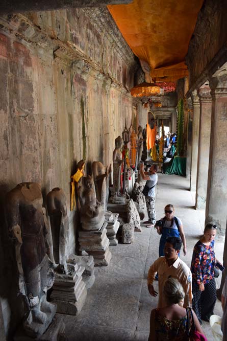 Budas decapitados na época do Khhmer Rouge