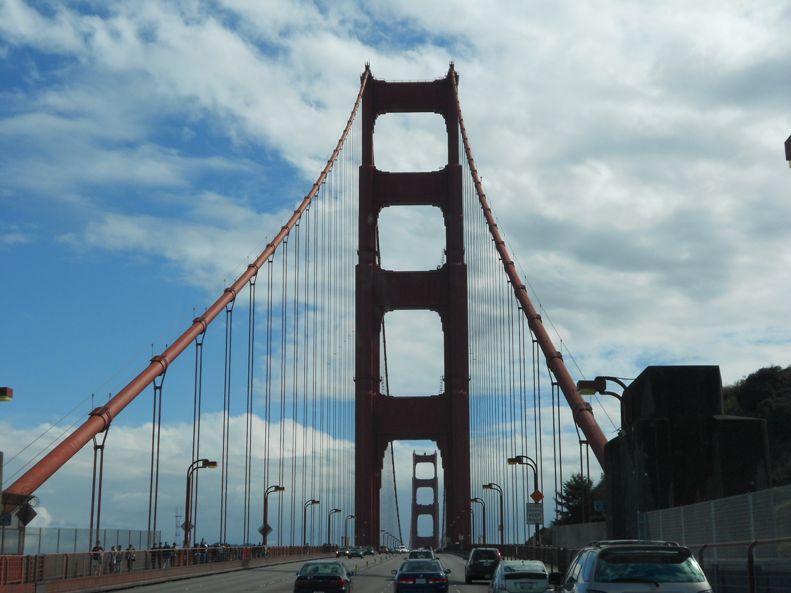Na Highway 1, passando por dentro da Golden Gate Bridge em San Francisco, indo rumo ao sul da Califórnia.