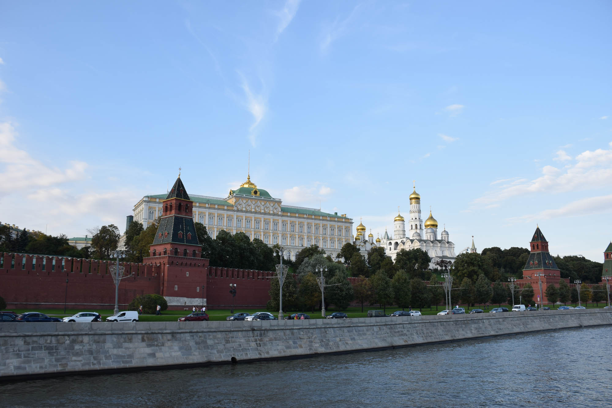 passeio de barco rio moskva moscou russia radisson 