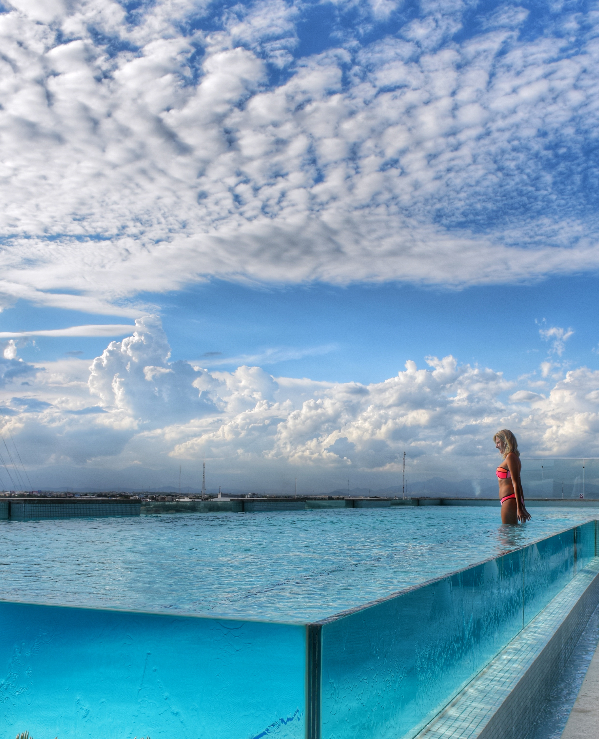 JW MARRIOTT SANTO DOMINGO piscina de vidro glass pool republica dominicana