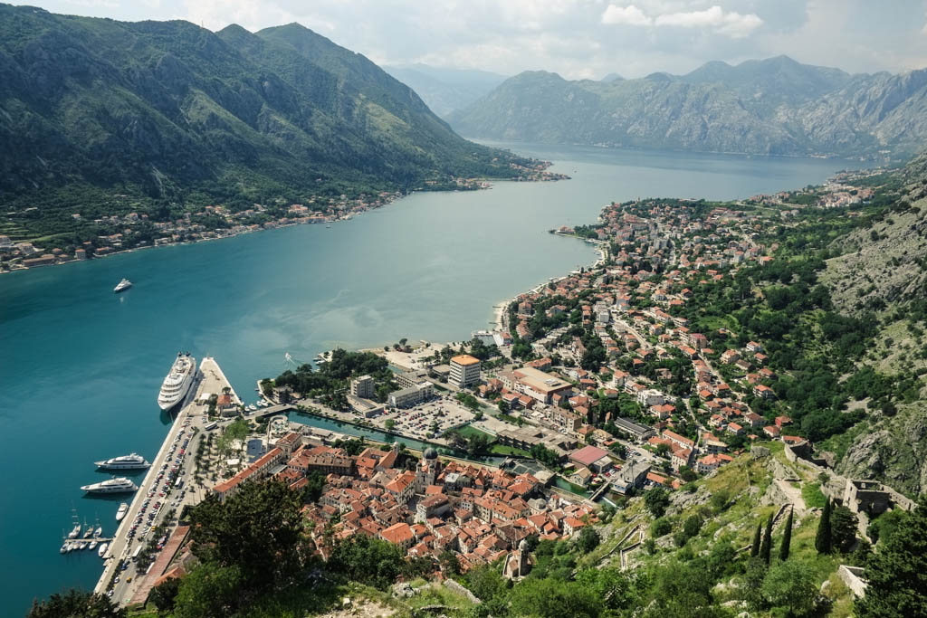 Cidade de Kotor e a Baía de Kotor, em Montenegro | foto: yomadic.com