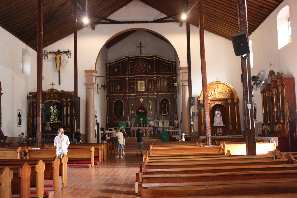 Interior da Iglesia de San Felipe (que abriga o CRISTO NEGRO), em Portobelo - Panamá | foto por Diane Herr - Flickr (CC)