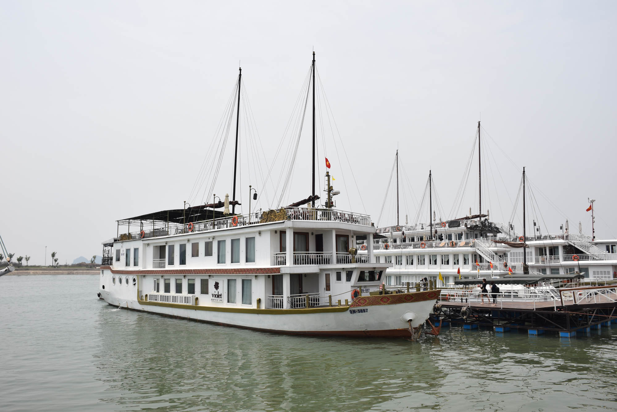 Violet Cruise - barco menor, luxuoso e mais exclusivo em Halong Bay
