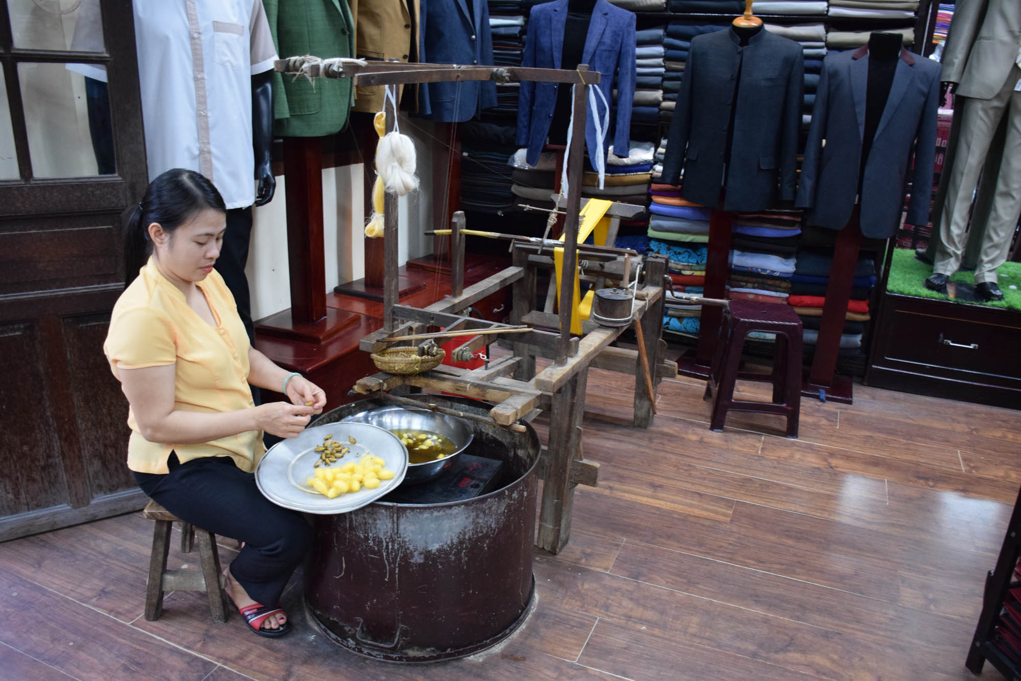 silk-worm-production-hoi-an-store-vietnam