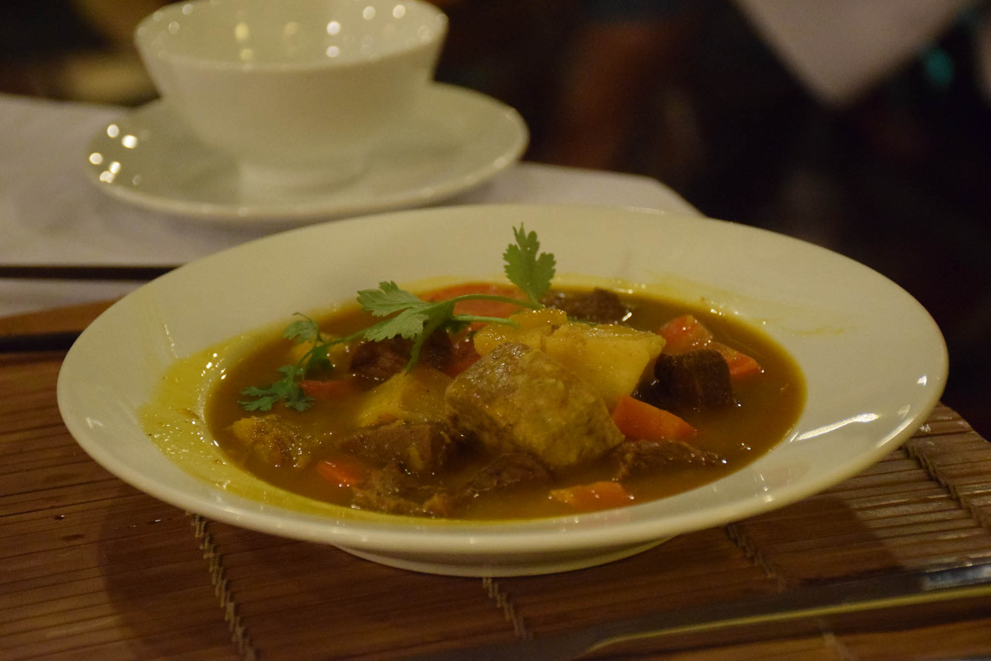 Meu curry vietnamita de carne! Restaurante Secret Garden, Hoi An