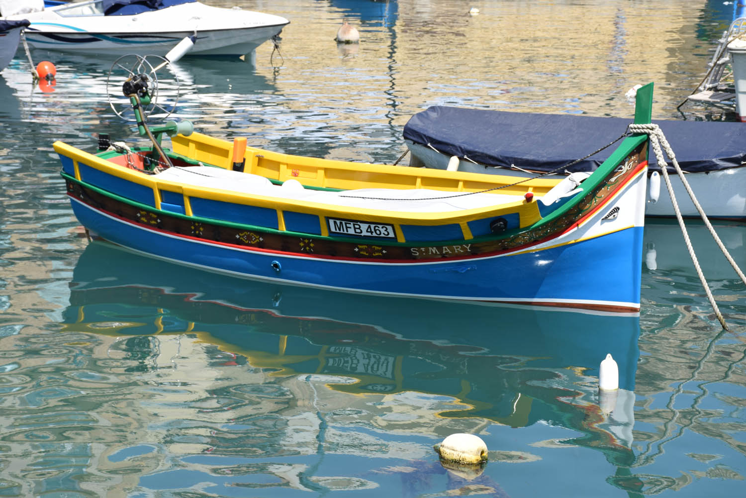 Barquinho típico dos pescadores malteses com luzzu eyes em Spinola Bay, St. Julien's, Malta