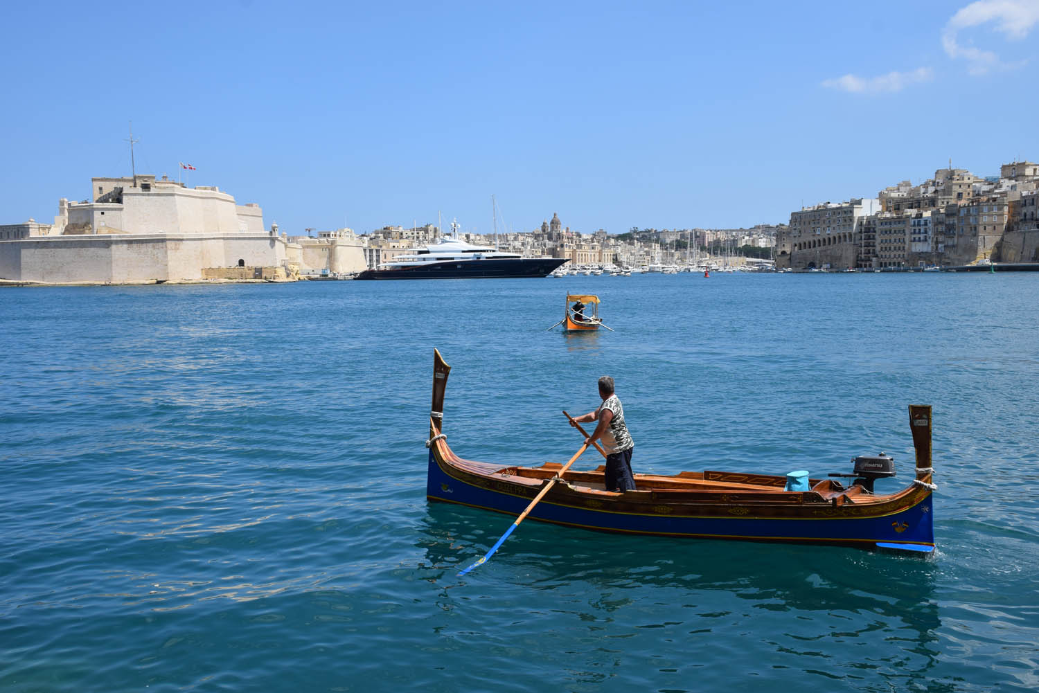 O barquinho típico dghajsa no Grand Harbour de Valletta