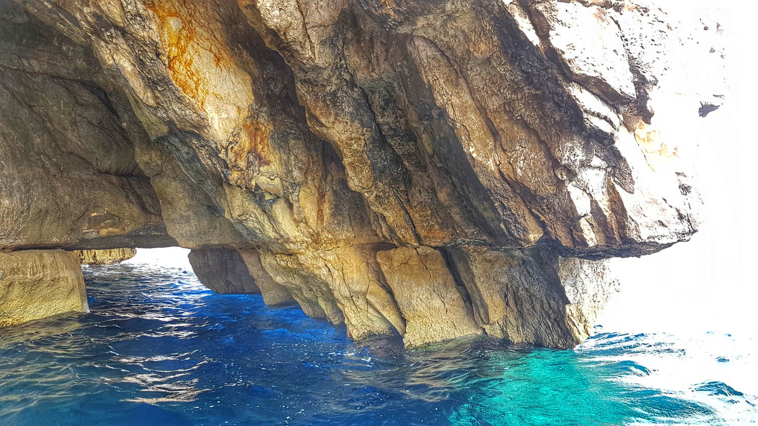 Parece que o mar está aceso! | Blue Grotto - Malta