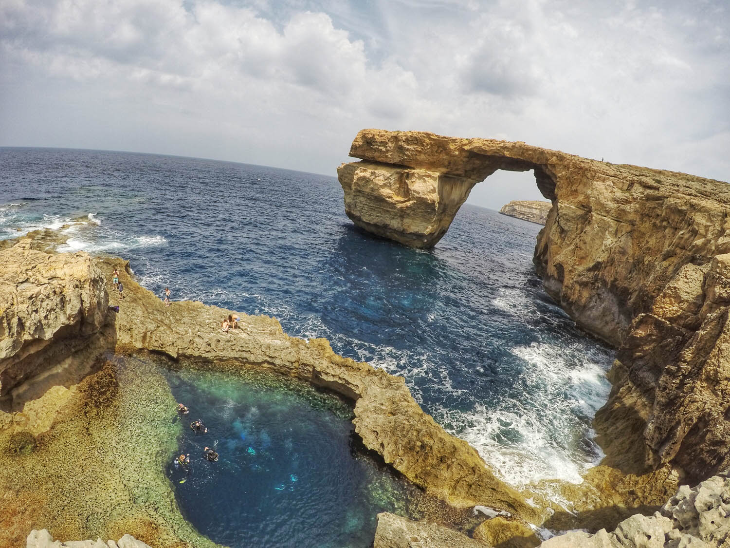 Mergulhadores entrando no Blue Hole, ao lado da Azure Window - Gozo - Malta