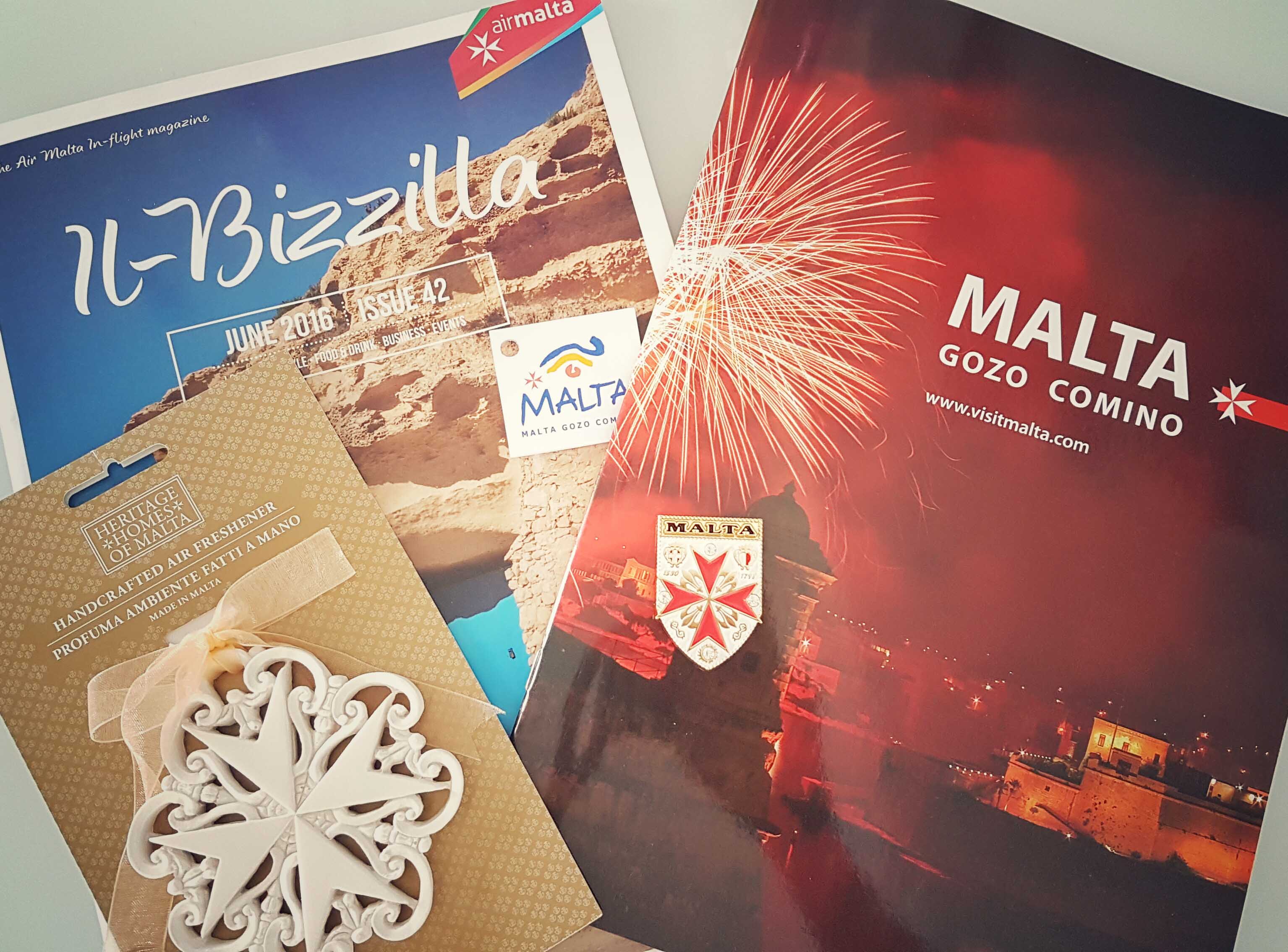 Ímãs, enfeitinhos, chaveiros, revistas... Cruz de Malta para todos os lados!