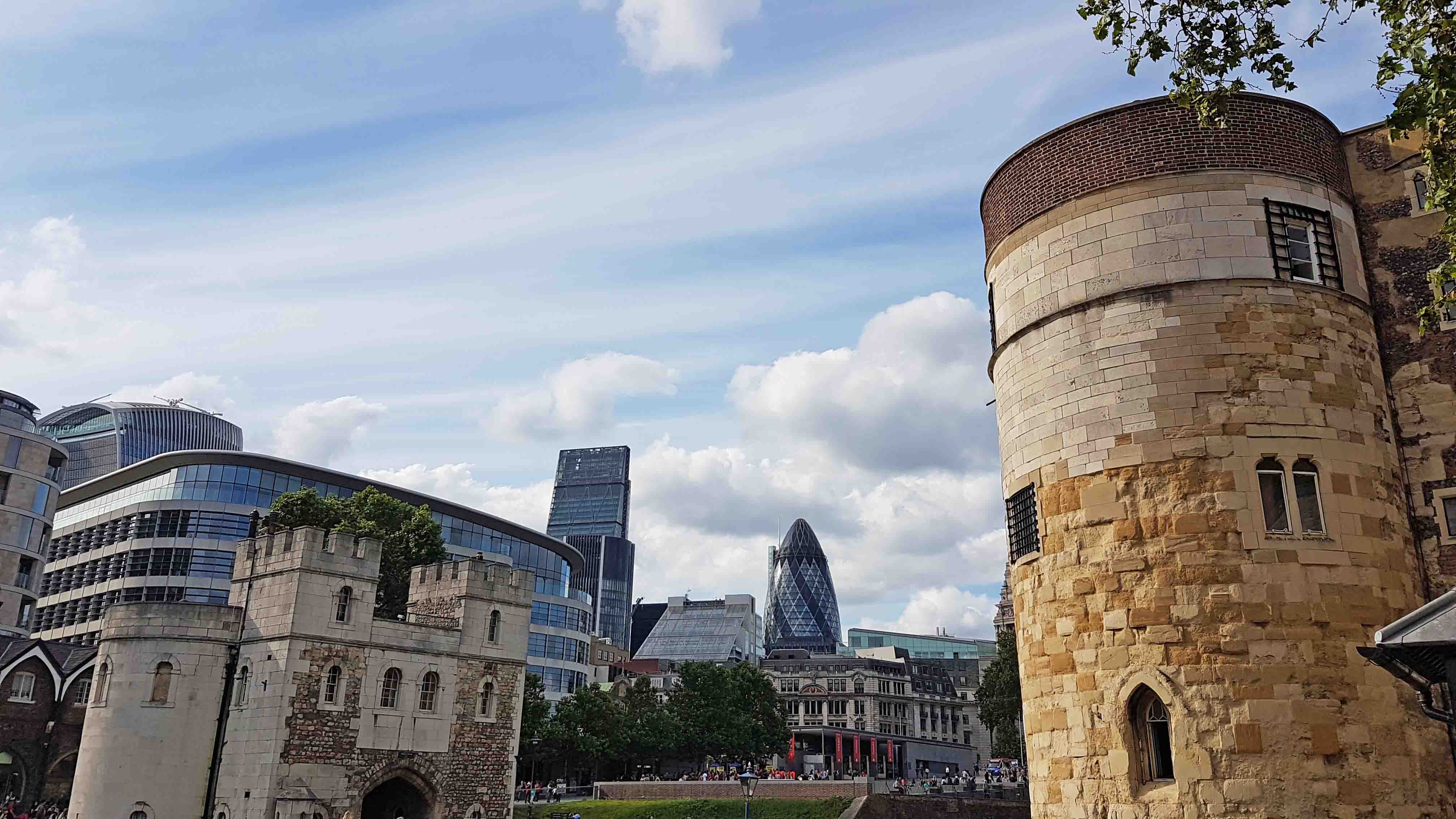 Contraste do antigo com o moderno | Tower of London - Londres