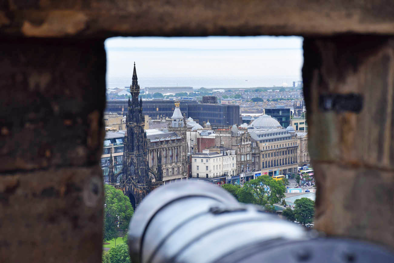 Canhões do Castelo de Edimburgo e a vista da cidade