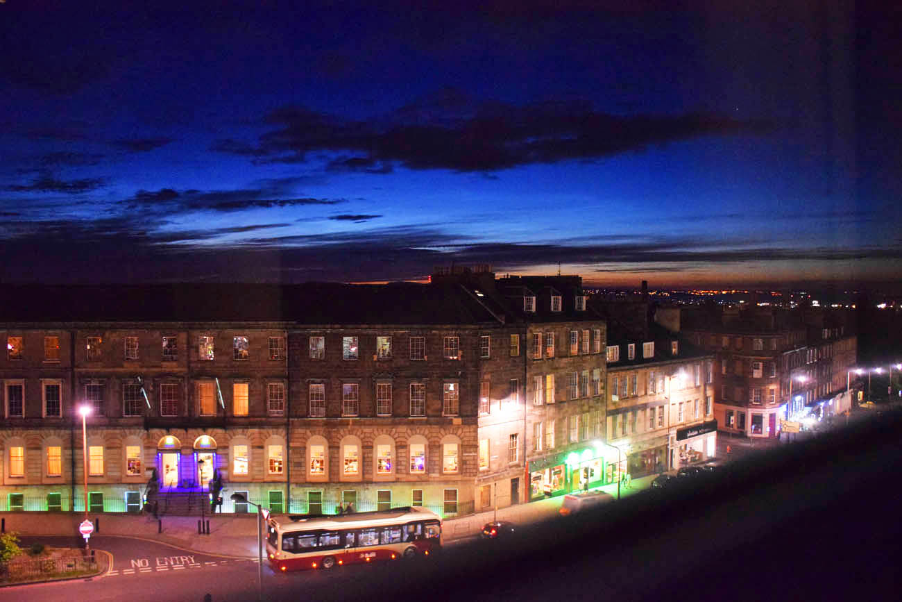Essa foto foi tirada a MEIA-NOITE! (julho) | Vista da janela do quarto no The Glasshouse Hotel, Edimburgo