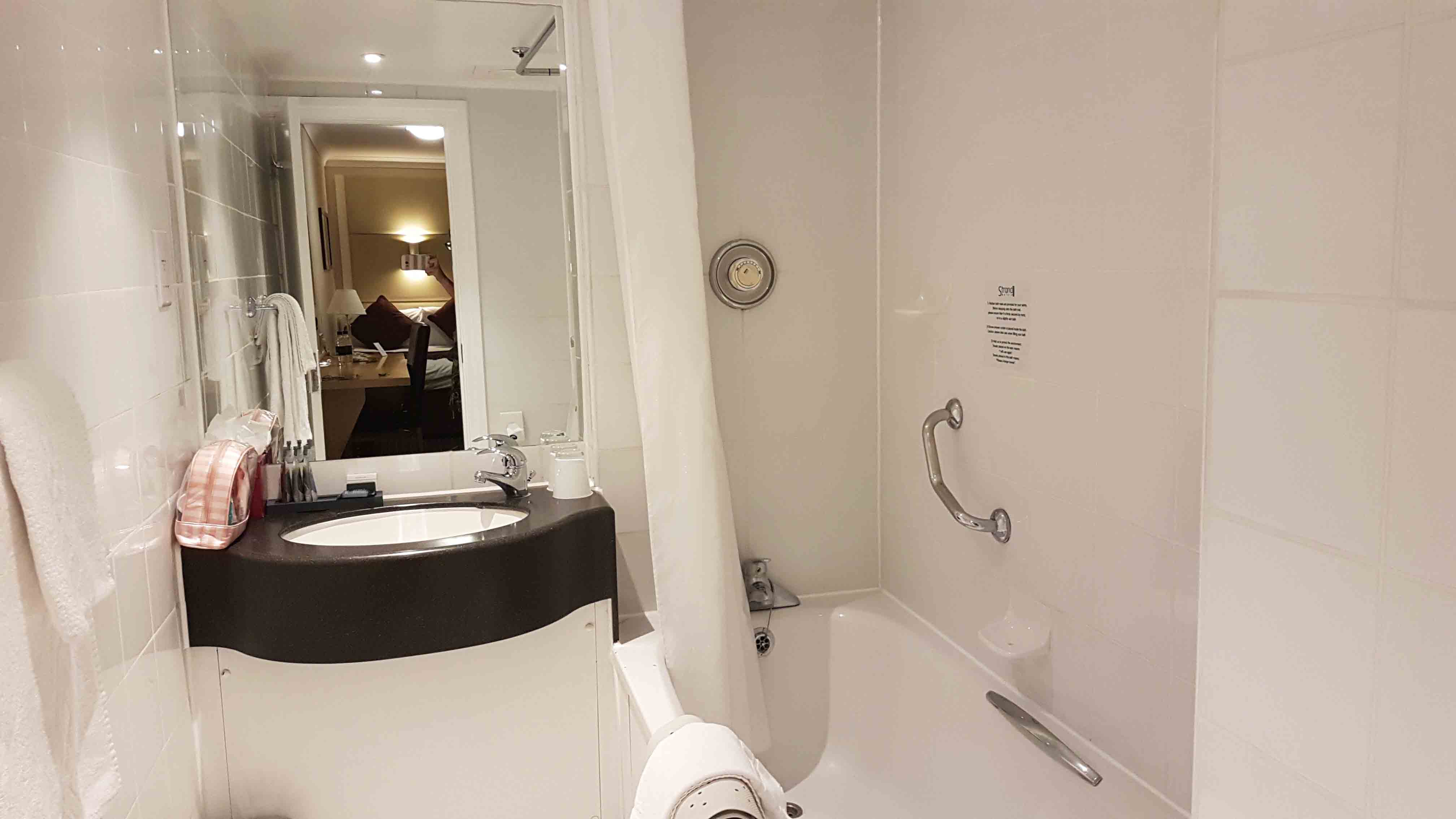 Banheiro do Cozy double room - Strand Palace Hotel - Londres