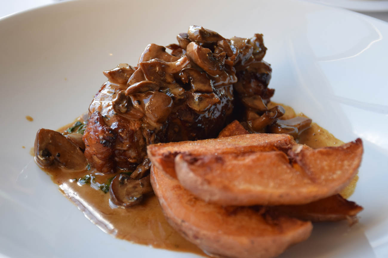 Meu prato: pan-fried sirloin, potato wedges & mushroom compoté | SIGNAL Restaurant Cape Grace