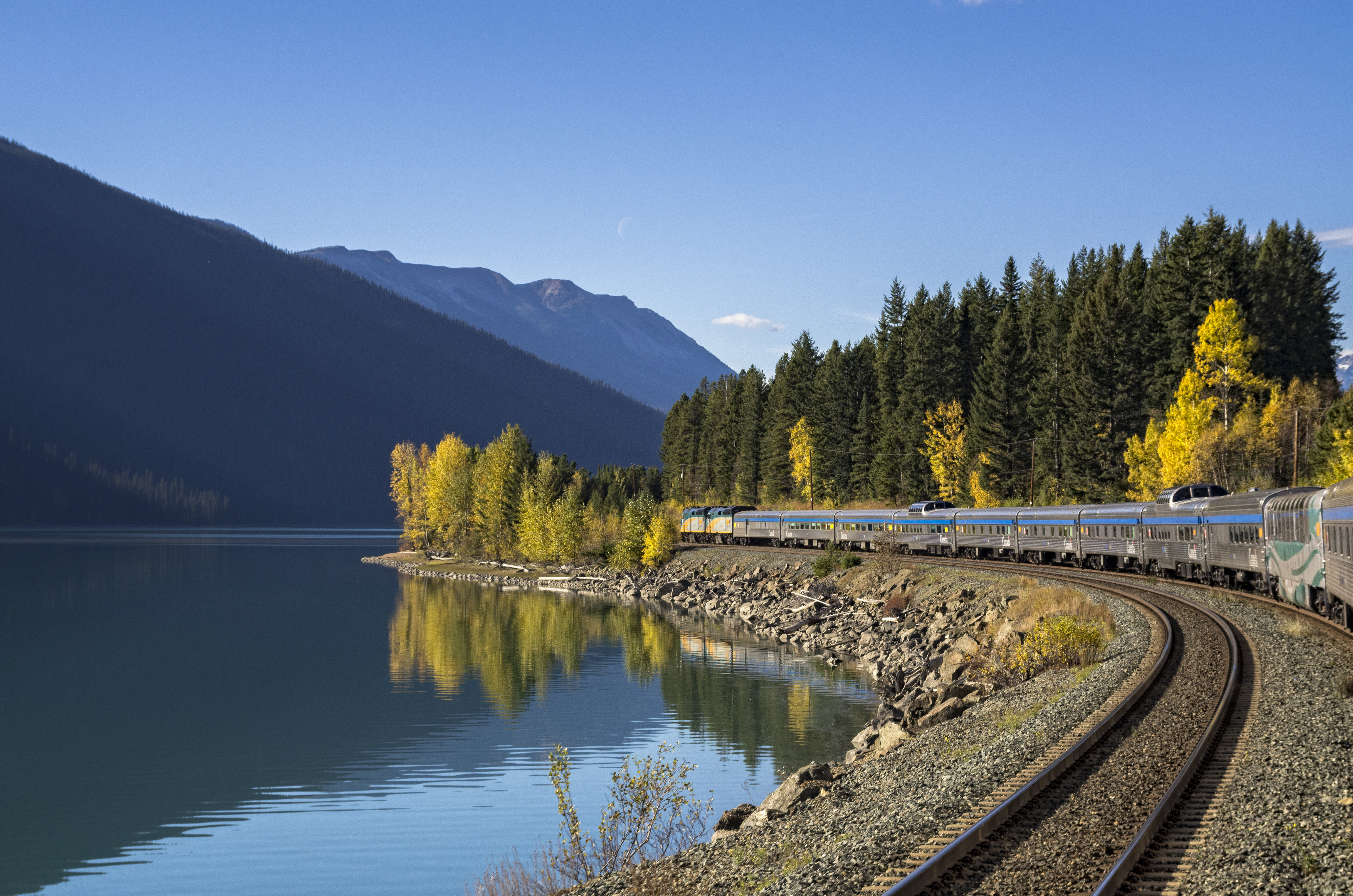 Trem The Canadian no Moose Lake em Jasper, Canadá | Créditos: Via Rail