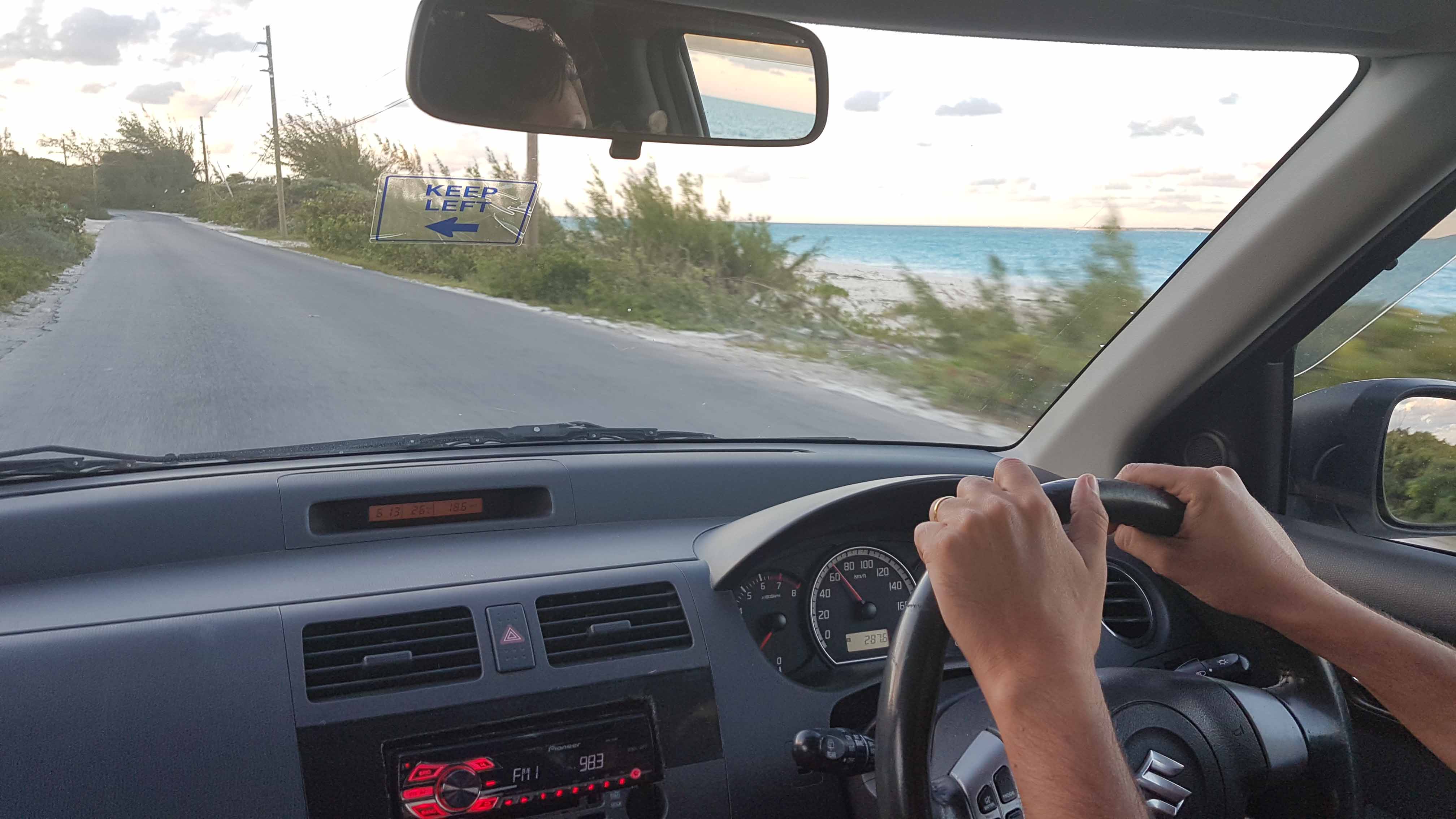 Dirigindo carro alugado na mão inglesa em Great Exuma e Little Exuma, Bahamas