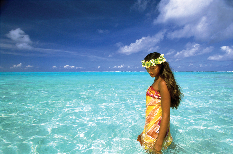 Mulher com roupas típicas da polinésia - usando um pareo - na Lagoon de Huahine | foto: © TAHITI TOURISME – David Kirkland