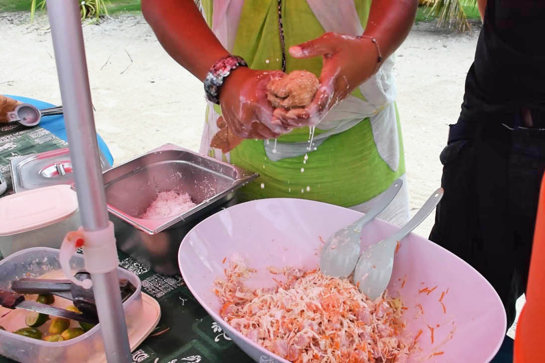 Fazendo o peixe cru com leite de coco - Piquenique no Motu - Huahine | foto: Lala Rebelo