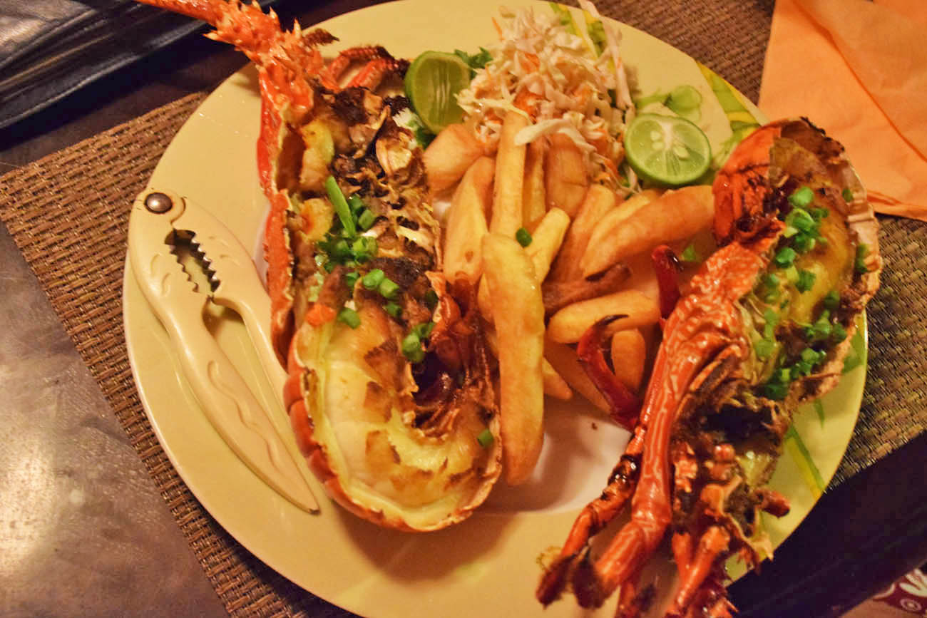 Prato de lagosta no Restaurante Huahine Yacht Club | foto: Lala Rebelo