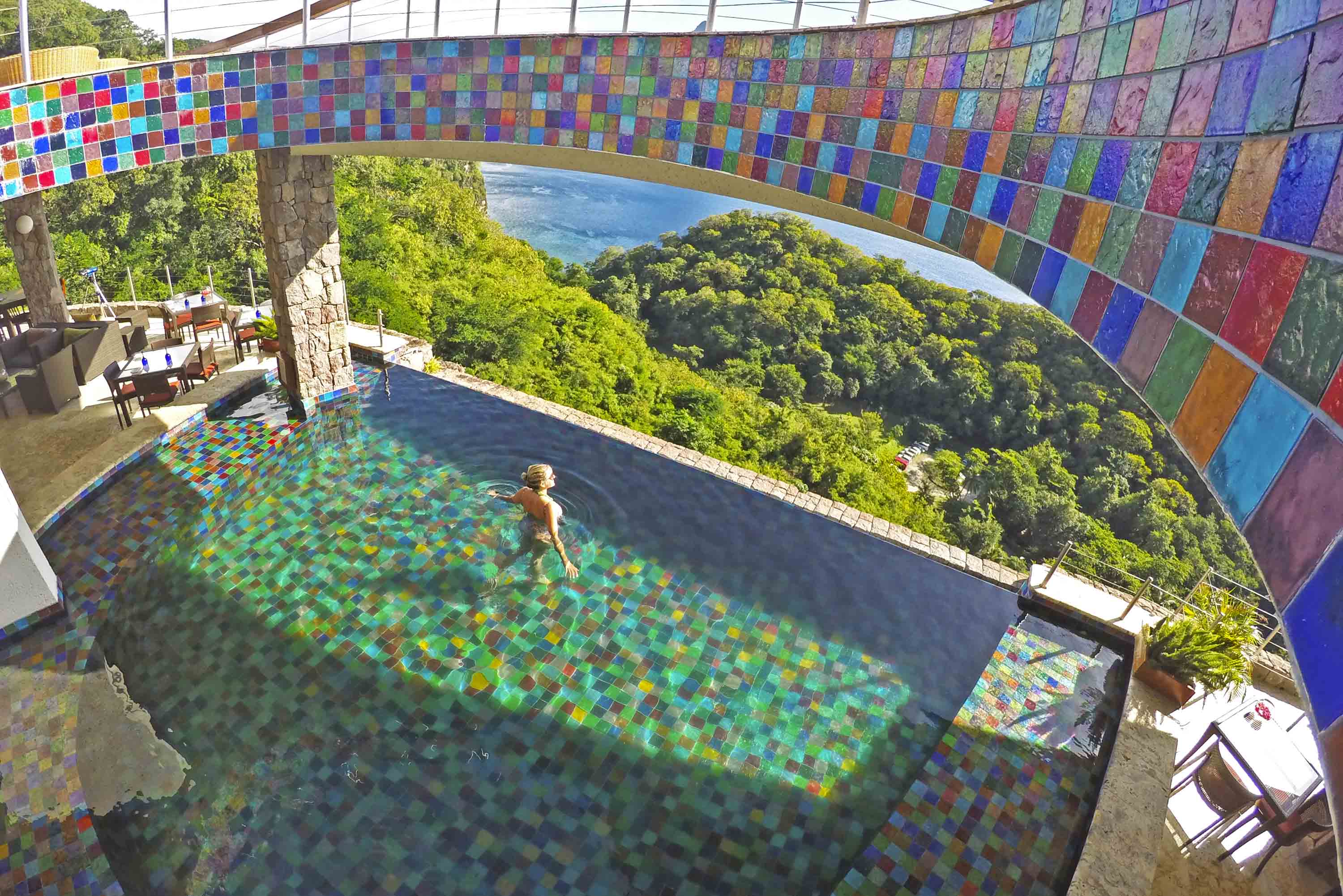 Piscina comunitária do hotel Jade Mountain - revestimento de vidro reciclado colorido | foto: Lala Rebelo