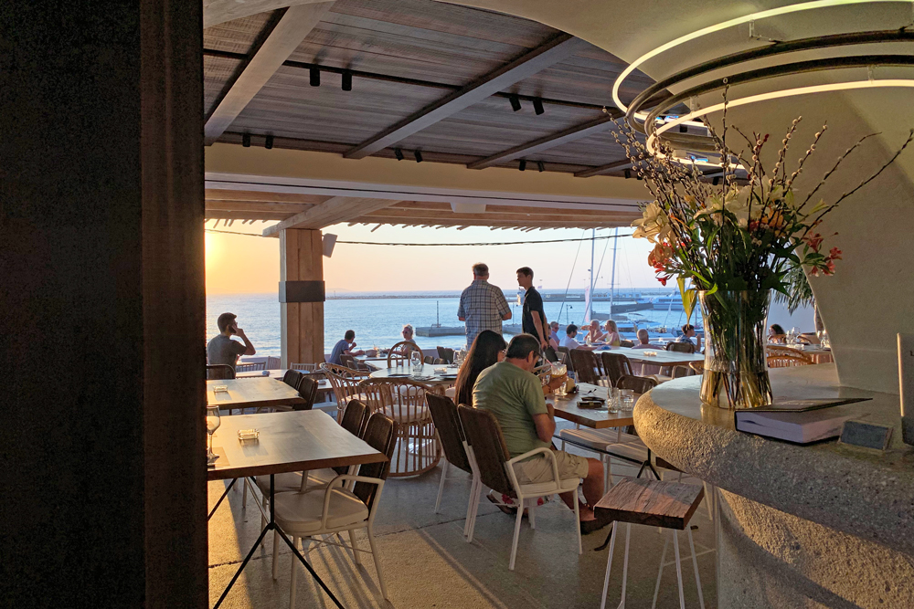 Musique Cafe bar and restaurant Naxos 
