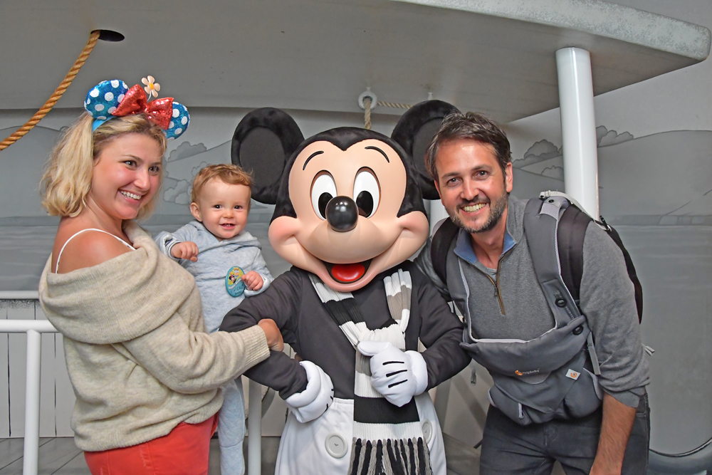 Disney com bebê - encontro com Mickey