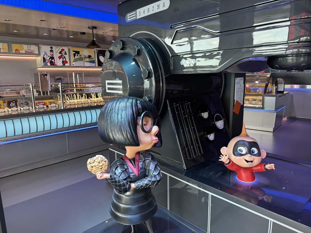 Edna a La Mode - sorveteria paga do Disney Destiny