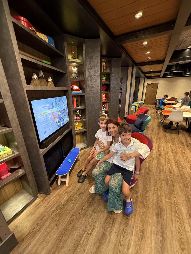 EDGE - YOUTH AND KIDS CLUBS - disney cruise - disney destiny