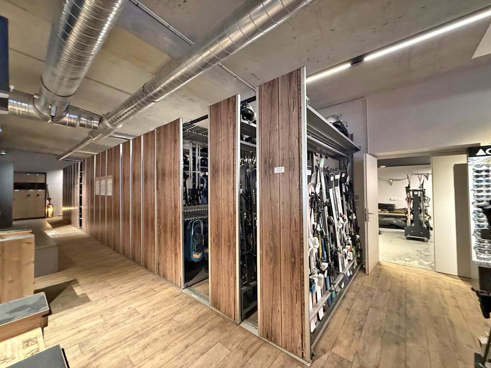 ecrin blanc courchevel - ski room - aluguel de equipamentos de esqui e lockers